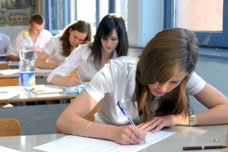 Ma megkezdődnek az írásbeli érettségi vizsgák