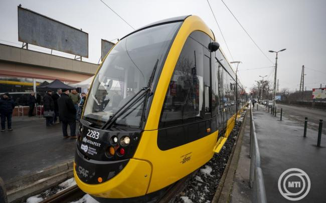Forgalomba állították a századik CAF villamost Budapesten