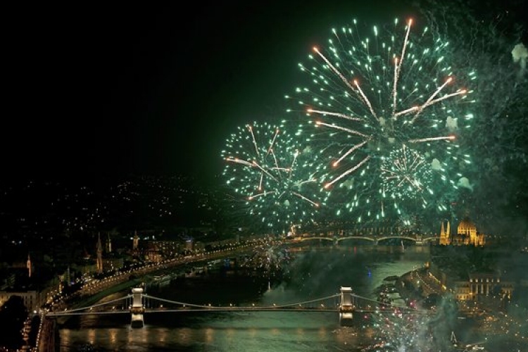 Augusztus 20. - Budapesten megtartották a tűzijátékot, több vidéki városban elmaradt a látványosság