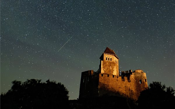 Gyönyörű fotókon a Perseida meteorraj