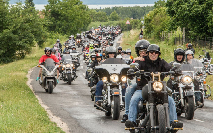 Kétkerekű fenevadak száguldanak Alsóörs felé