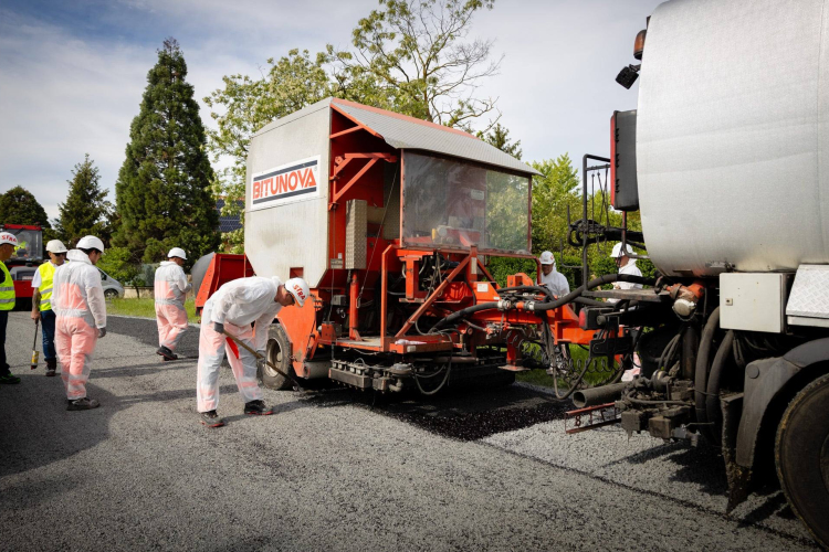 Azbesztszennyezés - Megkezdődött az azbeszttel szennyeződött utcák bitumenes zárása Szombathely oladi városrészében