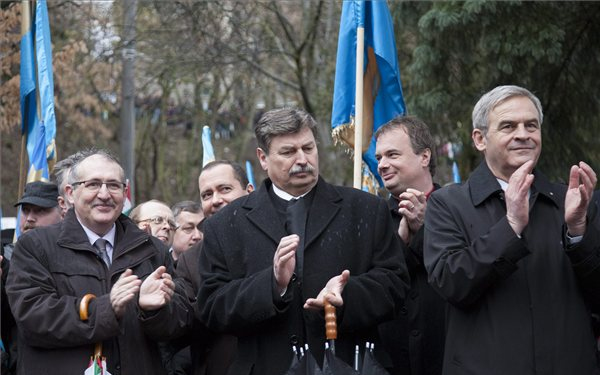 Székely autonómia - Tőkéssel együtt énekelte a tömeg: éljen a magyar szabadság!