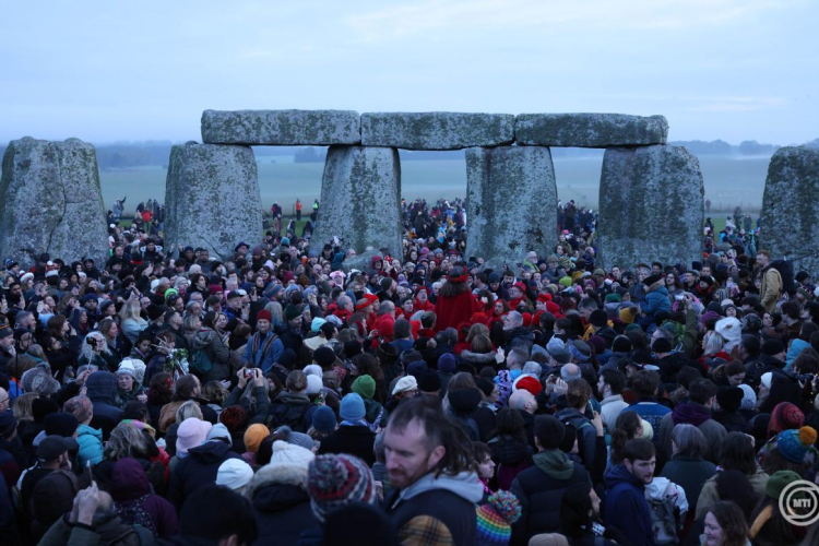 Ezrek ünnepelték Stonehenge ősi köveinél a téli napfordulót