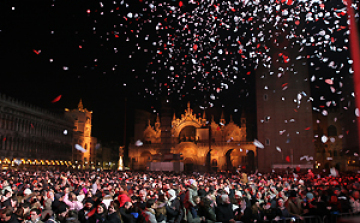 2013 - Velencében csókkal köszöntötték az új évet